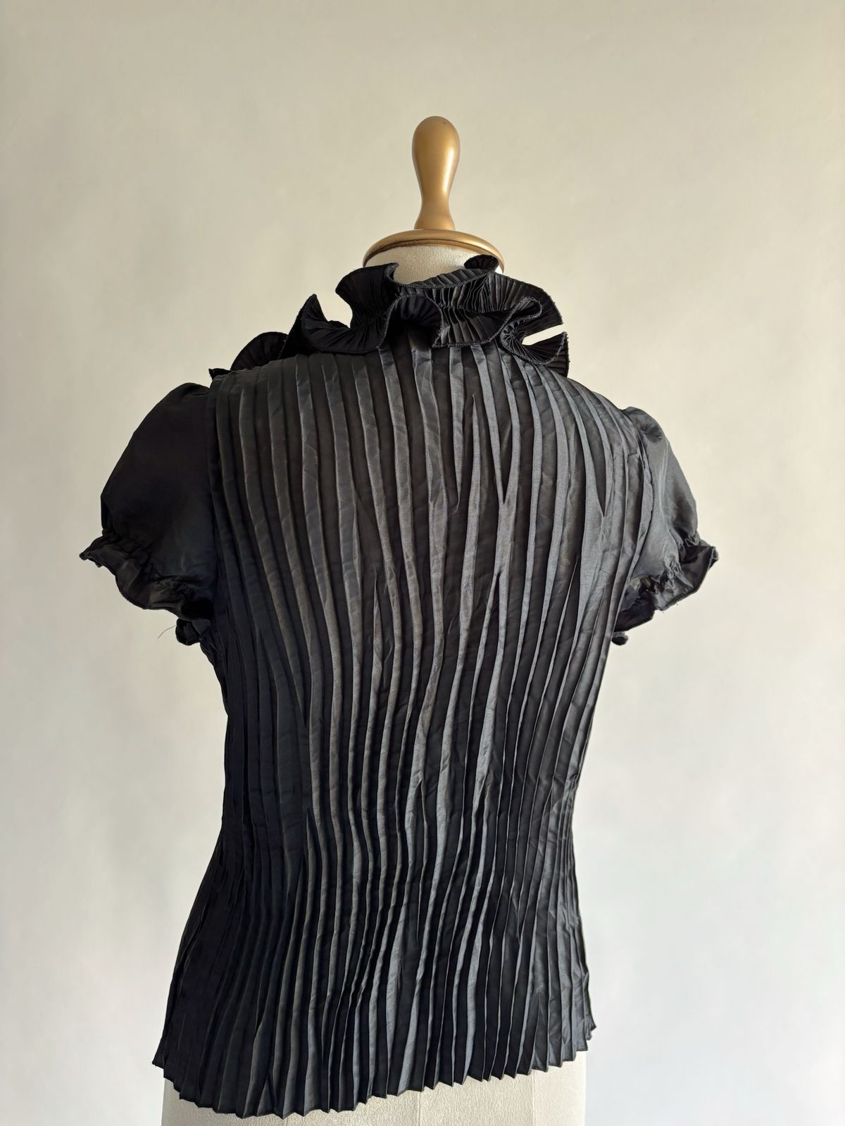 90s Vintage black ruffled top