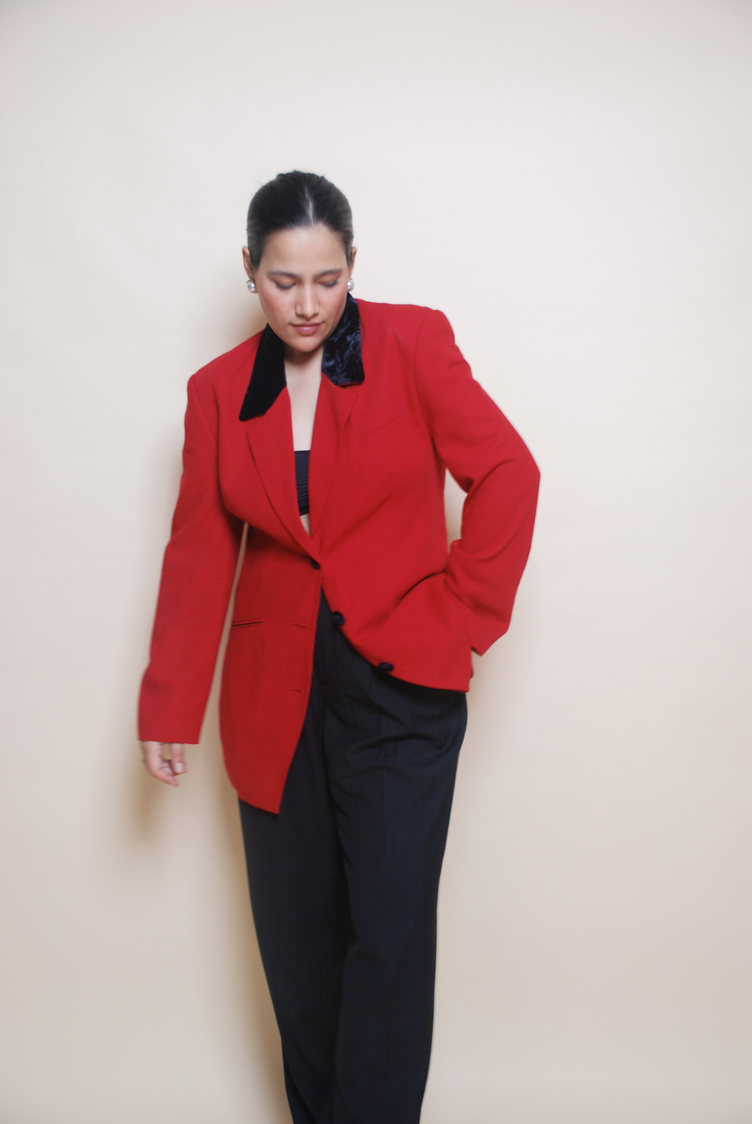 Black pant black on sale shirt red blazer